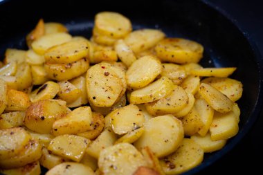 Domuz pastırmalı ve baharatlı kızarmış patates.