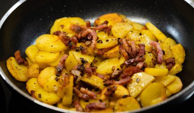 Domuz pastırmalı ve baharatlı kızarmış patates.