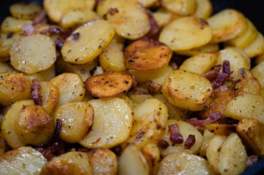 Domuz pastırmalı ve baharatlı kızarmış patates.