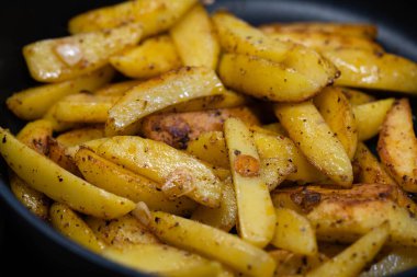 Domuz pastırmalı ve baharatlı kızarmış patates.