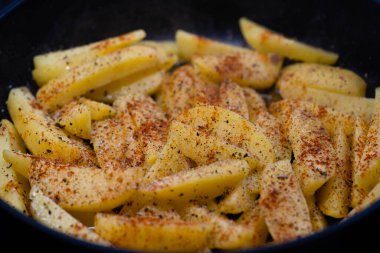 Domuz pastırmalı ve baharatlı kızarmış patates.