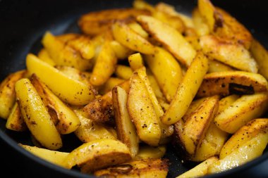 Domuz pastırmalı ve baharatlı kızarmış patates.