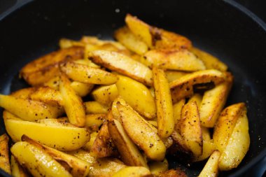 Domuz pastırmalı ve baharatlı kızarmış patates.