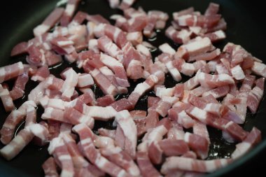 Domuz pastırmalı ve baharatlı kızarmış patates.