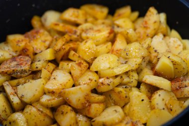 Domuz pastırmalı ve baharatlı kızarmış patates.