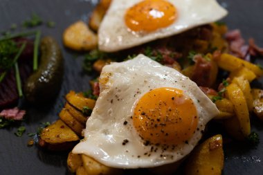 Domuz pastırmalı ve baharatlı kızarmış patates.