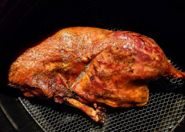 Kızarmış ördek, kırmızı lahana ve patates.