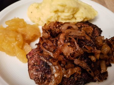 Kızarmış soğan ve patates püresiyle taze tavuk ciğeri.