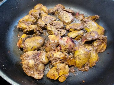 Kızarmış soğan ve patates püresiyle taze tavuk ciğeri.