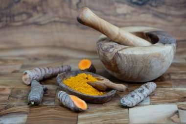 Zerdeçal Curcuma longa Zeytin ağacının üzerindeki sarı baharat