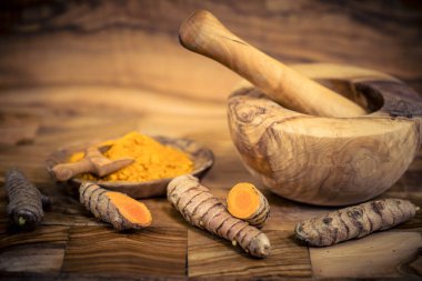 Zerdeçal Curcuma longa Zeytin ağacının üzerindeki sarı baharat