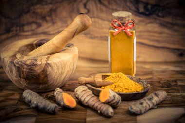 Zerdeçal Curcuma longa Zeytin ağacının üzerindeki sarı baharat