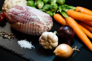 Brüksel lahanalı fırında hindi patates ve sos.