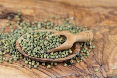 Zeytin ağacında bir yığın biber.