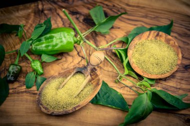 Zeytin ağacında bir yığın biber.