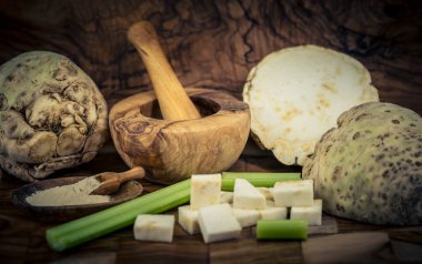 Taze kereviz, Apium zeytin odununun üzerine gömülür.