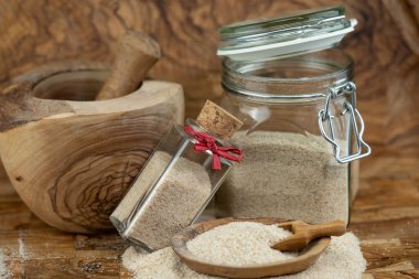 Psilyum tohumları ve zeytin ağacının üzerindeki psyllium kabukları.