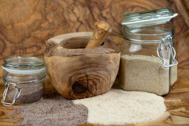 Psilyum tohumları ve zeytin ağacının üzerindeki psyllium kabukları.