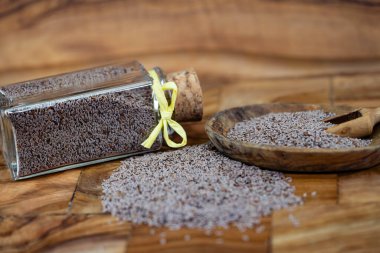 Psilyum tohumları ve zeytin ağacının üzerindeki psyllium kabukları.