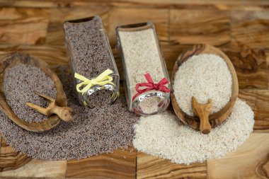 Psilyum tohumları ve zeytin ağacının üzerindeki psyllium kabukları.