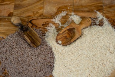 Psilyum tohumları ve zeytin ağacının üzerindeki psyllium kabukları.