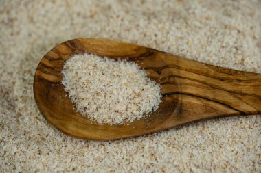 Psilyum tohumları ve zeytin ağacının üzerindeki psyllium kabukları.