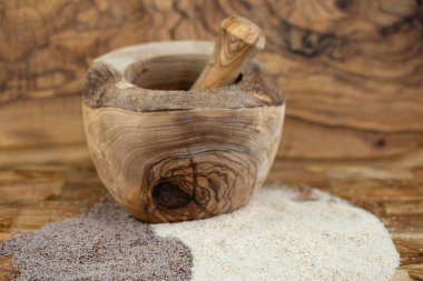 Psilyum tohumları ve zeytin ağacının üzerindeki psyllium kabukları.