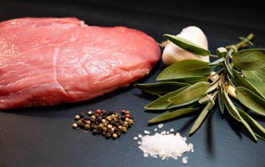 Bahçe otları ve şnitzel için taze çiğ dana eti.