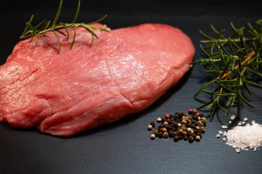 Bahçe otları ve şnitzel için taze çiğ dana eti.