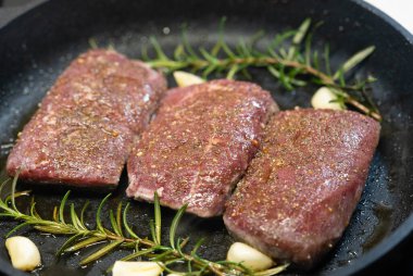 Baharatlı ve otlu kuzu somonu