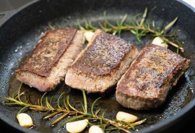 Baharatlı ve otlu kuzu somonu