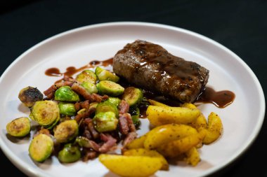 Baharatlı ve otlu kuzu somonu