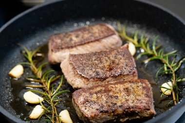 Baharatlı ve otlu kuzu somonu