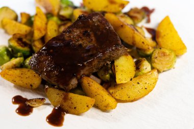 Baharatlı ve otlu kuzu somonu