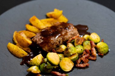 Baharatlı ve otlu kuzu somonu