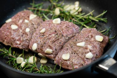 Baharatlı ve otlu kuzu somonu