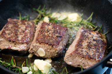 Baharatlı ve otlu kuzu somonu