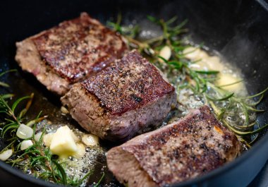 Baharatlı ve otlu kuzu somonu