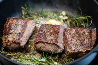 Baharatlı ve otlu kuzu somonu