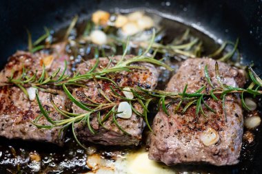 Baharatlı ve otlu kuzu somonu