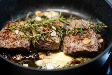 Baharatlı ve otlu kuzu somonu