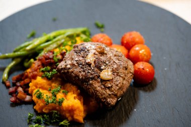 Baharatlı ve otlu kuzu somonu