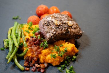 Baharatlı ve otlu kuzu somonu