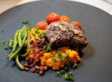 Baharatlı ve otlu kuzu somonu