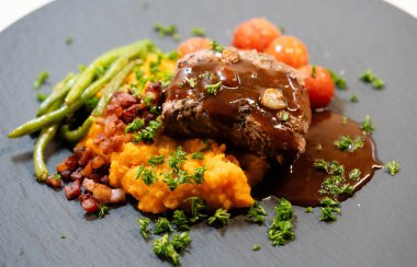 Baharatlı ve otlu kuzu somonu