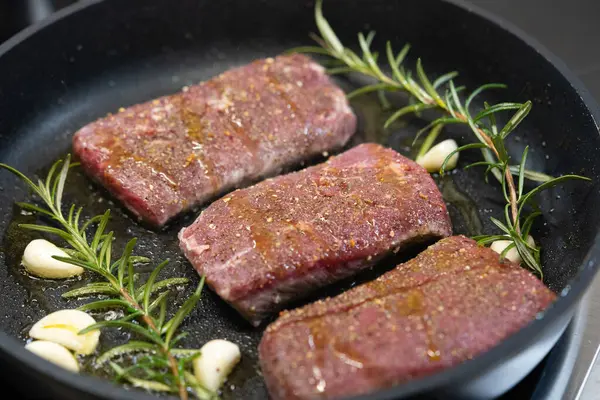 Baharatlı ve otlu kuzu somonu