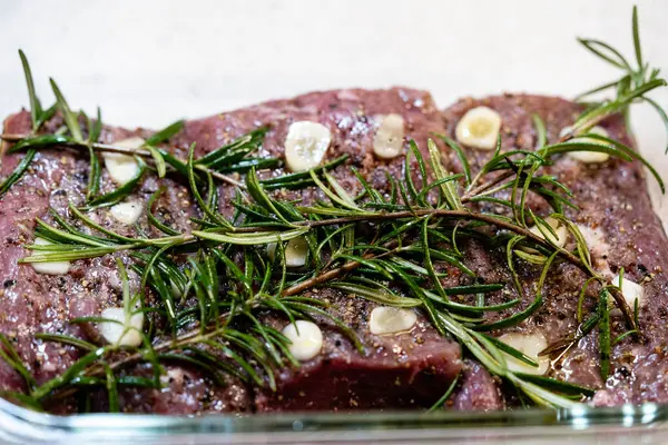 Baharatlı ve otlu kuzu somonu