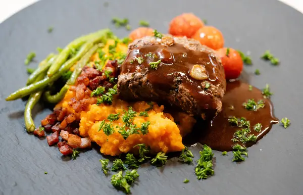 Baharatlı ve otlu kuzu somonu