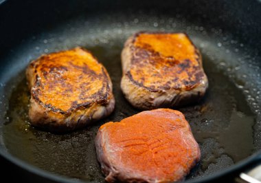 Sörf ve biftek ve kerevit. 