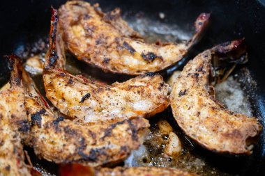 Sörf ve biftek ve kerevit. 